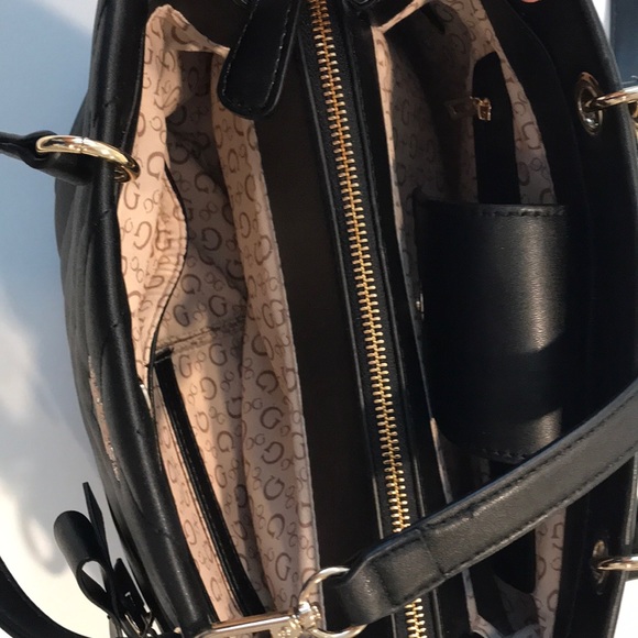 Guess purse! Only used once!!! - Picture 3 of 4